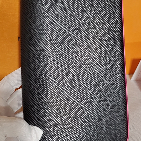 Authentic Louis Vuitton Epi Black Felicie Pochette (SOLD) - Picture 4 of 16